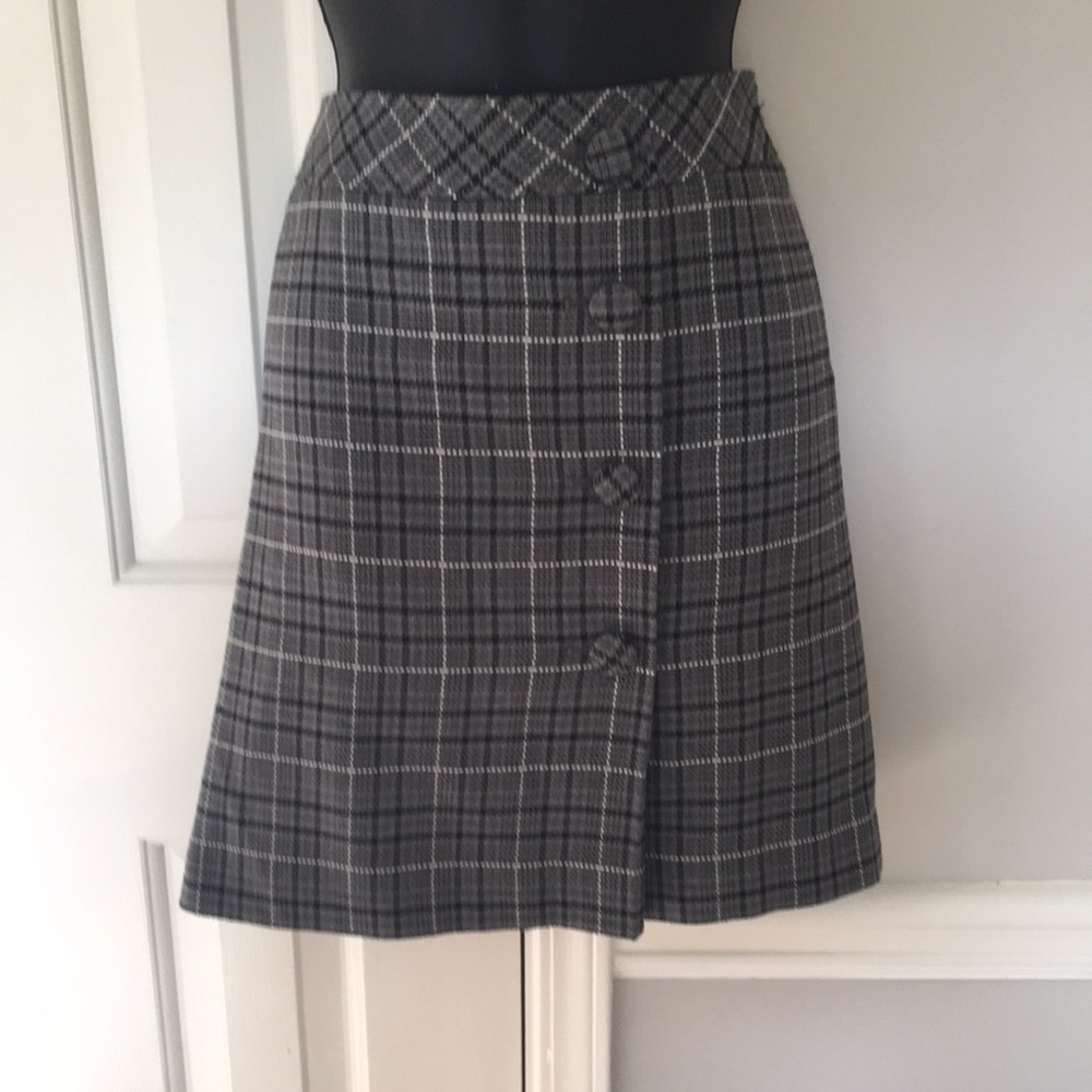 Gray lined skirt